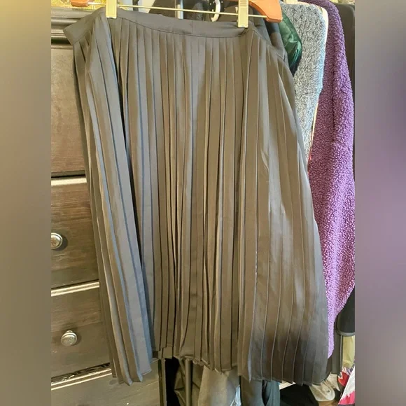 Abercrombie & Fitch xl pleated black skirt - Picture 4 of 4